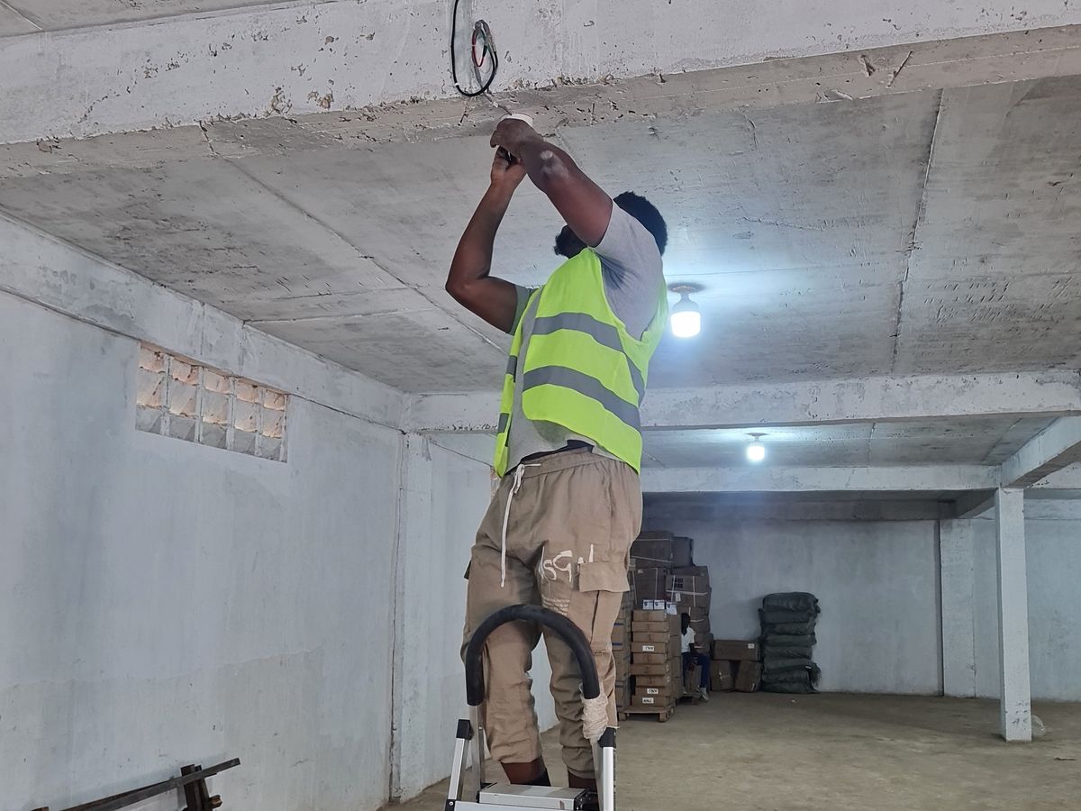 Installation de caméras dans un entrepôt