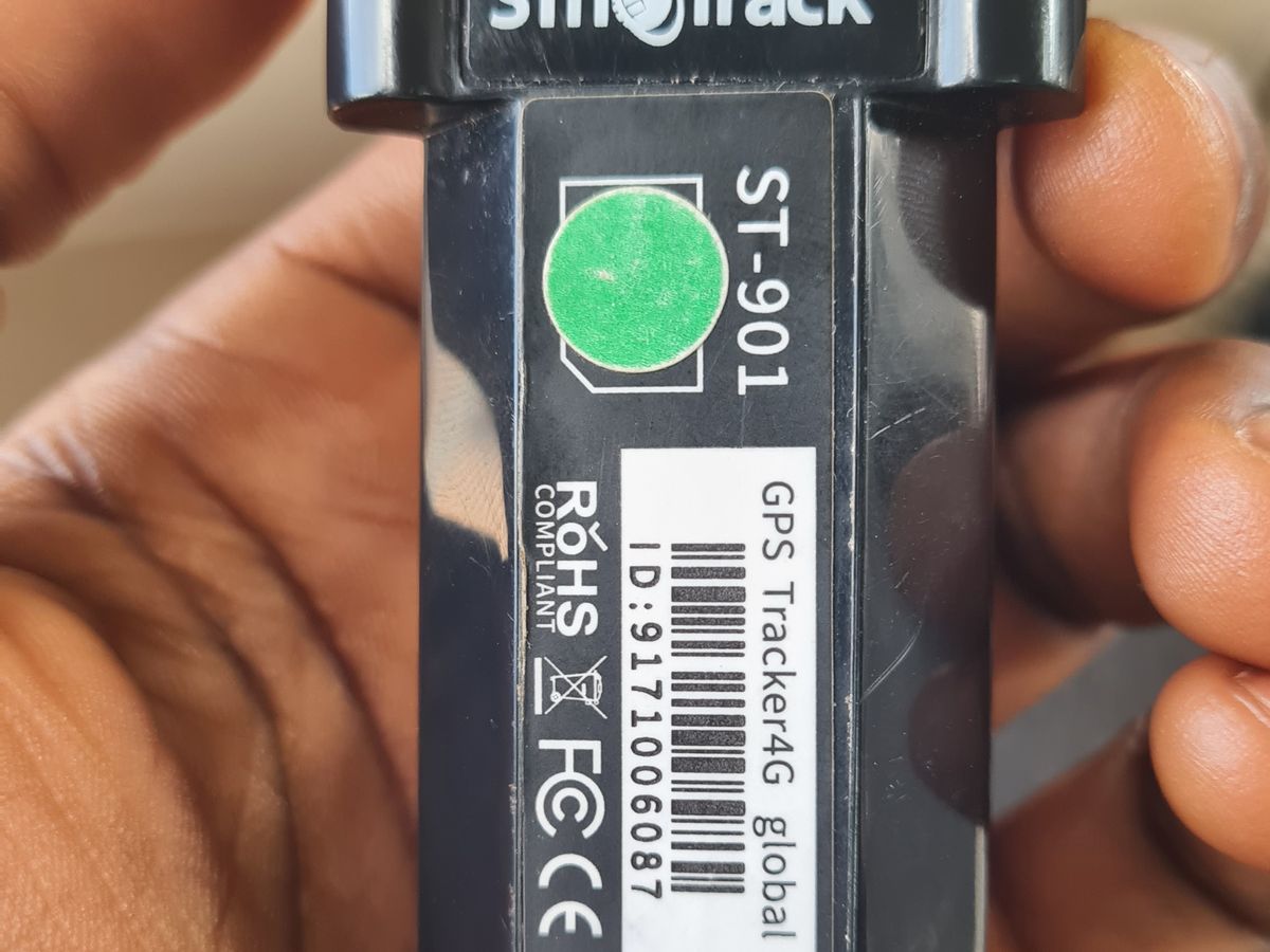 Installation de traceurs GPS sur véhicules (détail)