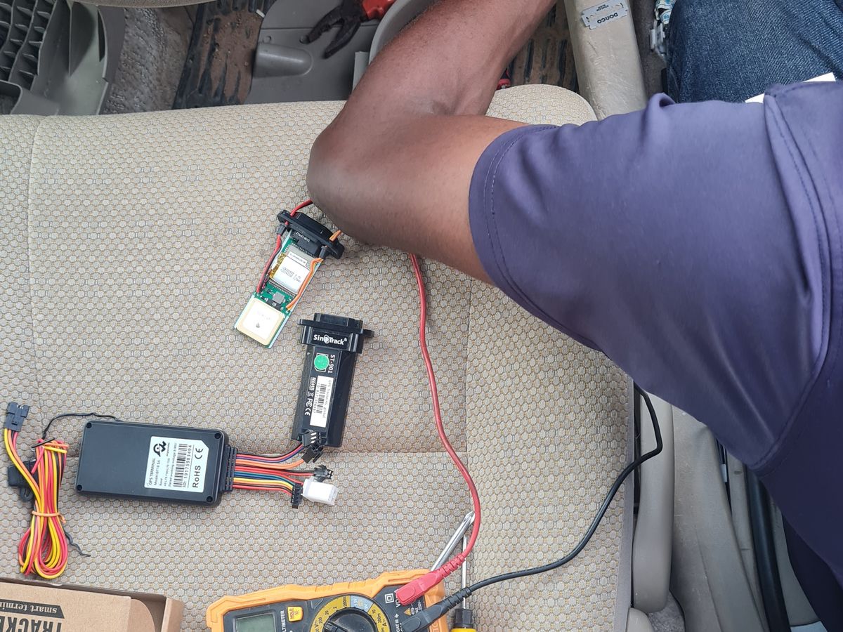 Installation de traceurs GPS sur véhicules