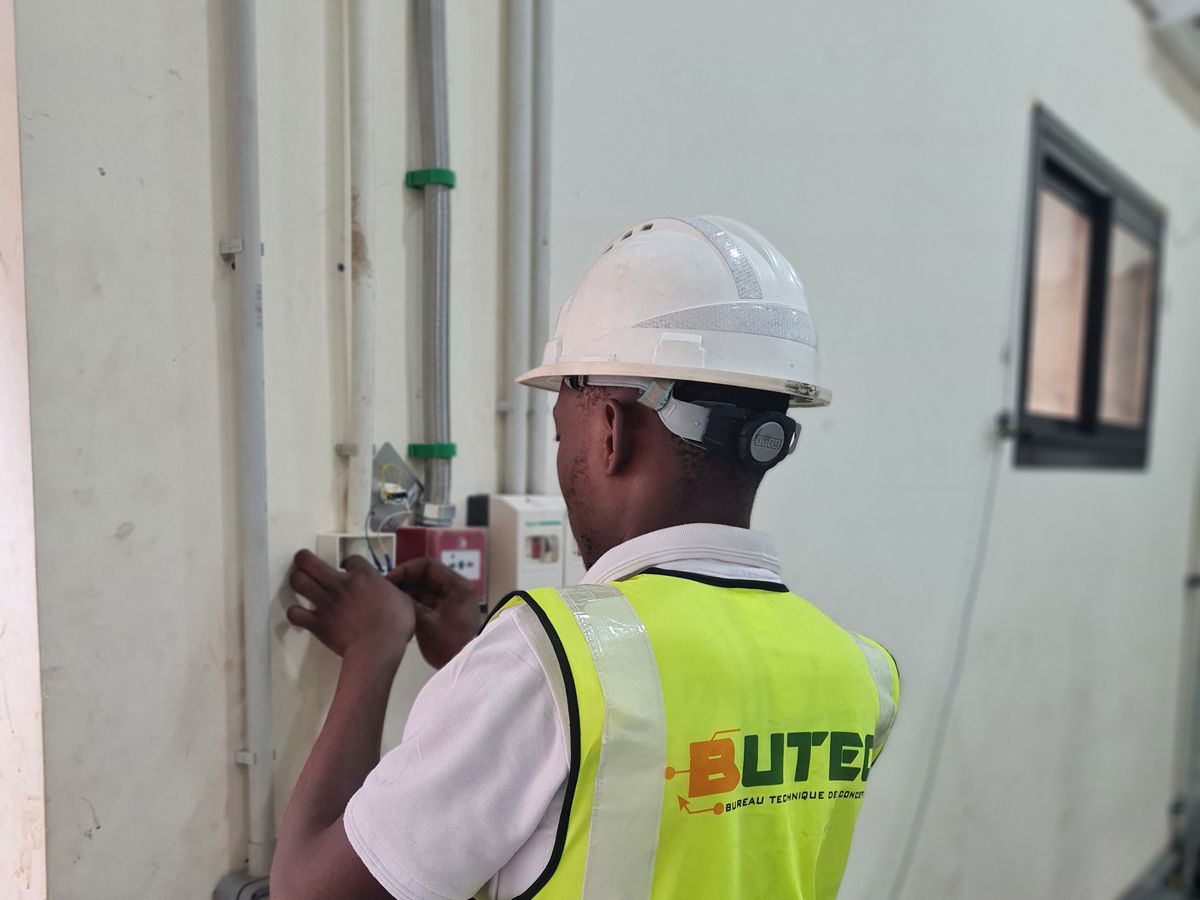 Technicien BUTEC sur un système anti-incendie
