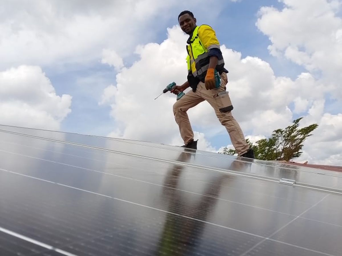 Technicien BUTEC sur une toiture solaire
