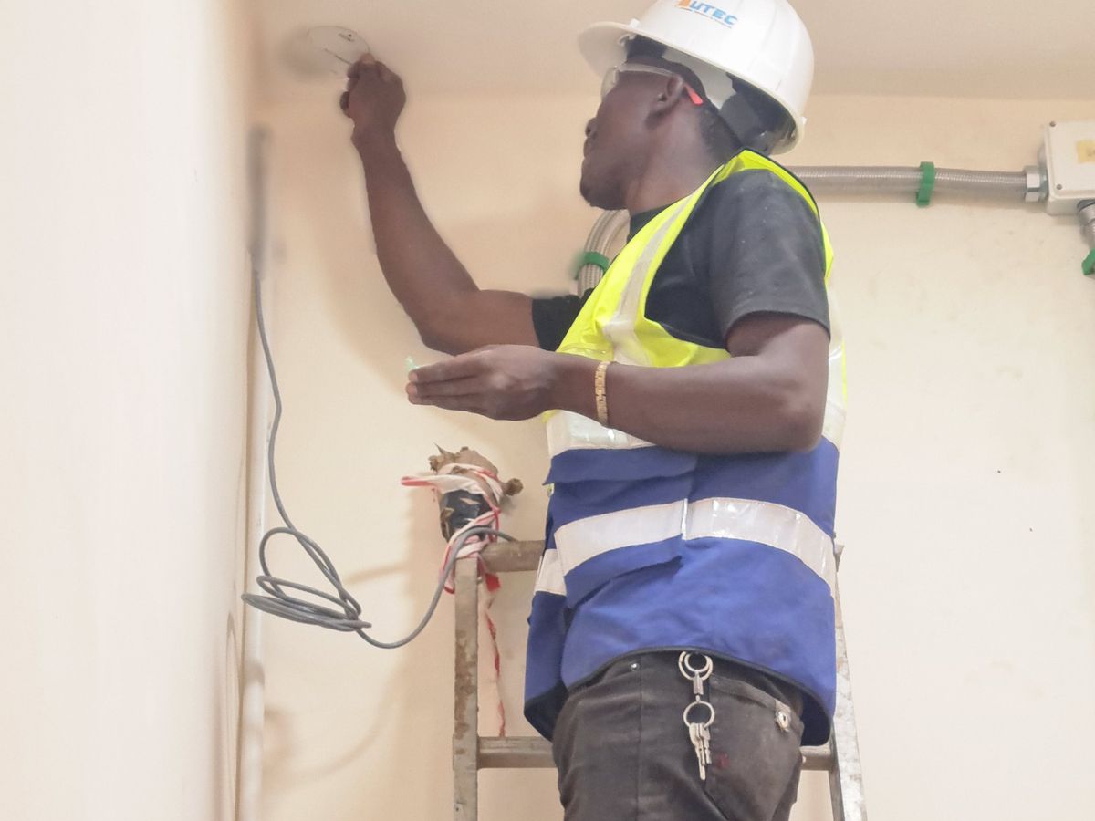 Technicien BUTEC en intervention électrique