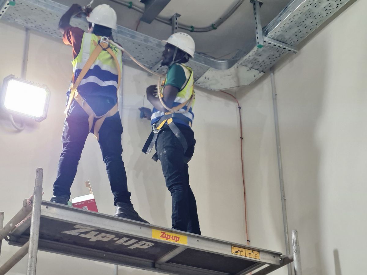 Techniciens BUTEC au poste Statcom