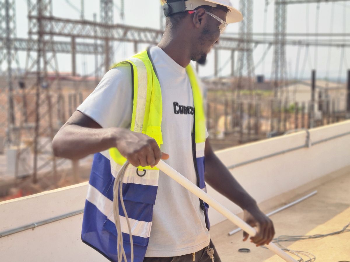 Technicien BUTEC devant un poste haute tension